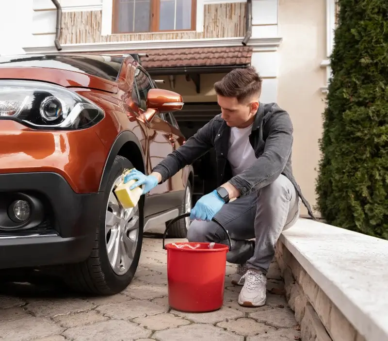 Lavage auto à domicile Saint-Nicolas-des-Motets : professionnel intervenant sur un véhicule
